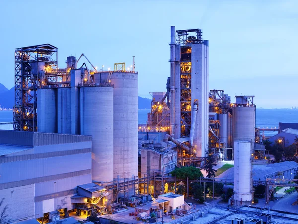 Industrieanlage in der Abenddämmerung — Stockfoto