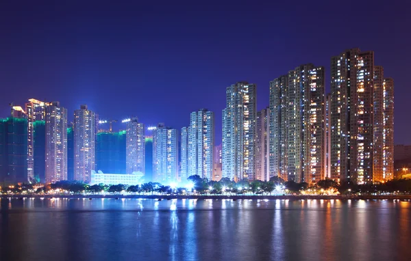 在晚上在香港的公寓楼 — 图库照片