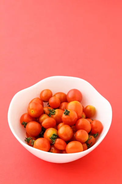 Tomate cereja na tigela — Fotografia de Stock