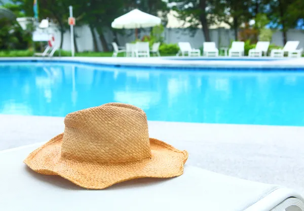 Cappello in vimini con piscina — Foto Stock