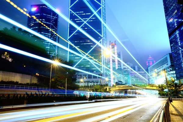 Verkehr in der Stadt in der Nacht — Stockfoto