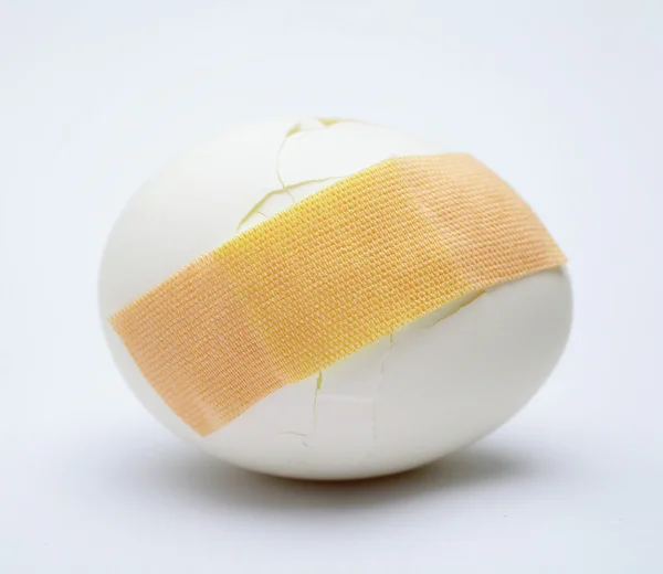 Prasklé bílé vejce s plastické omítky — Stock fotografie