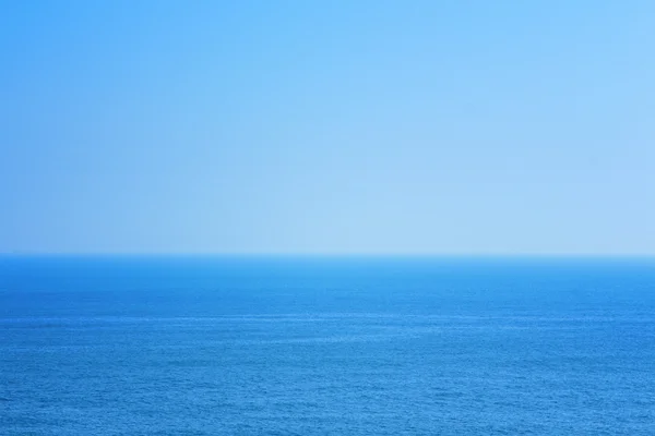 Mar azul e céu — Fotografia de Stock
