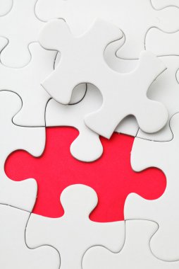 kırmızı renkli bulmaca parçası eksik