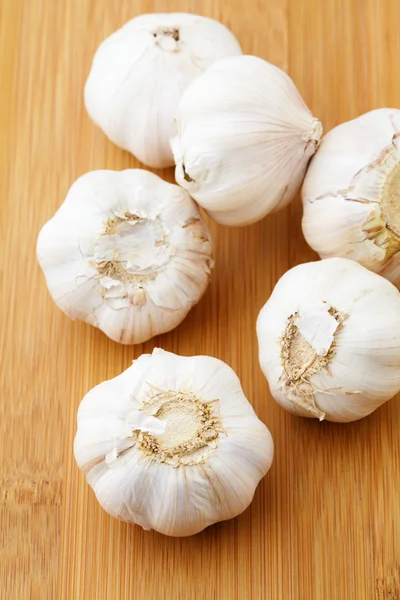 Knoblauch auf dem Tisch — Stockfoto