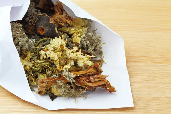 Medicina herbal china en el embalaje de papel — Foto de Stock
