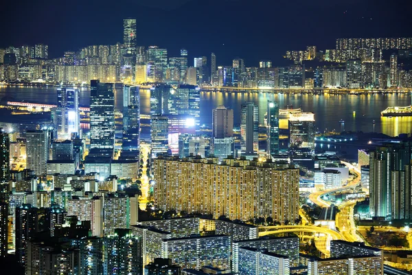 Edificio lleno de gente en el centro de Hong Kong — Foto de Stock