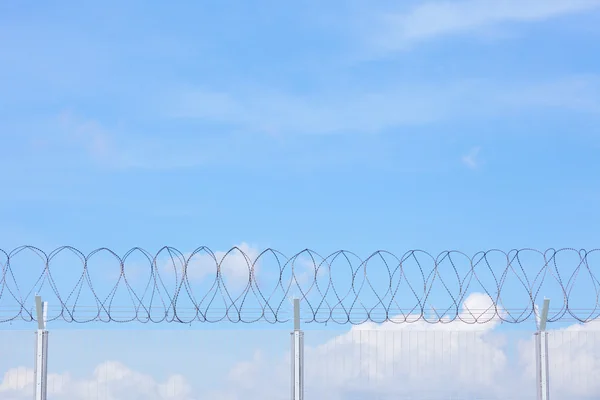 Zincir bağlantı çit dikenli tel ile — Stok fotoğraf