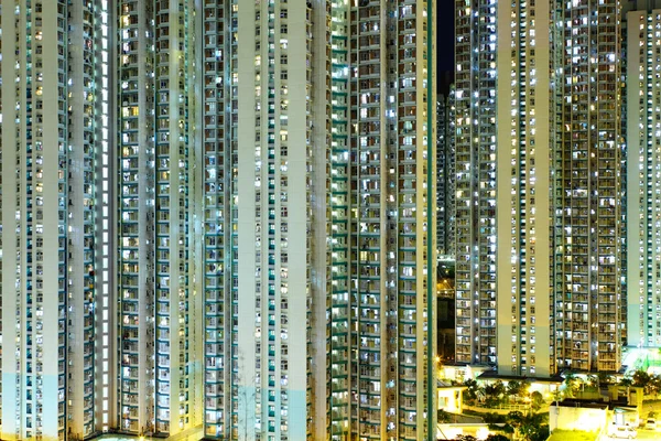 Edificio residenziale illuminato a Hong Kong — Foto Stock