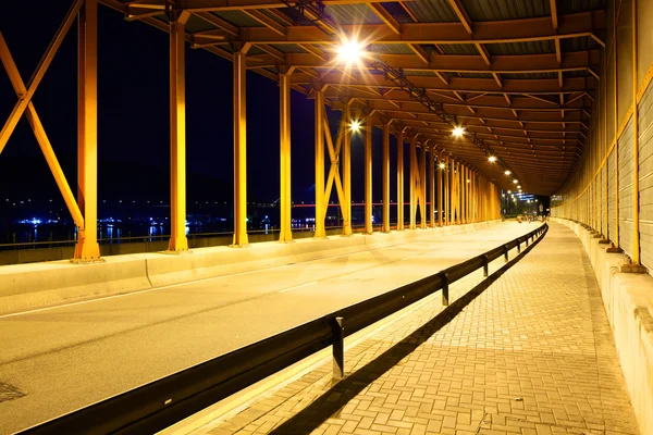 Leerer Edelstahltunnel — Stockfoto