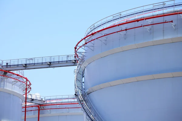Olie raffinaderij tank — Stockfoto