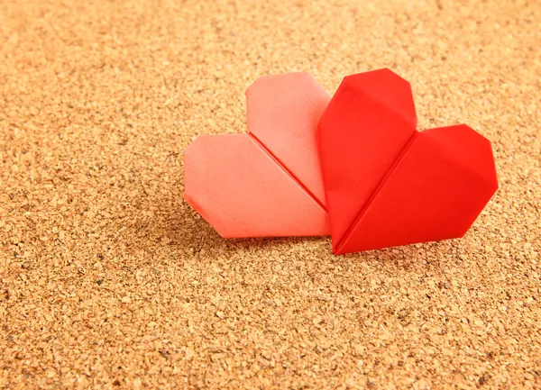 Origami coração colorido em cortiça — Fotografia de Stock