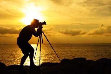 gün batımında siluet fotoğrafçı