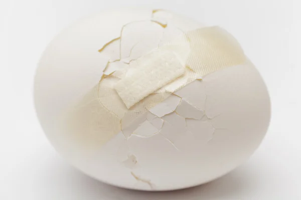 Ou alb crăpat cu tencuială de plastic — Fotografie, imagine de stoc