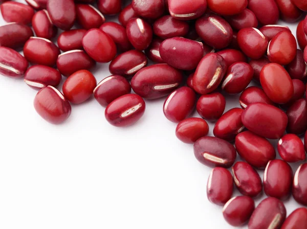 红色小豆在白色背景上孤立 — 图库照片