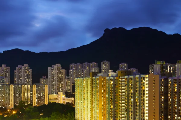 Paisaje urbano de Hong Kong con montaña de roca de león — Foto de Stock