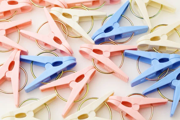 Renkli clothespin yığını — Stok fotoğraf