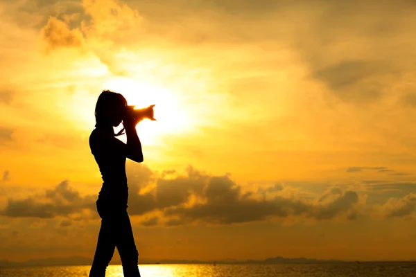 Silhouette photographer at sunset — Stock Photo, Image