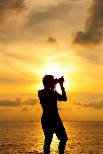 Photographe silhouette au coucher du soleil — Photo