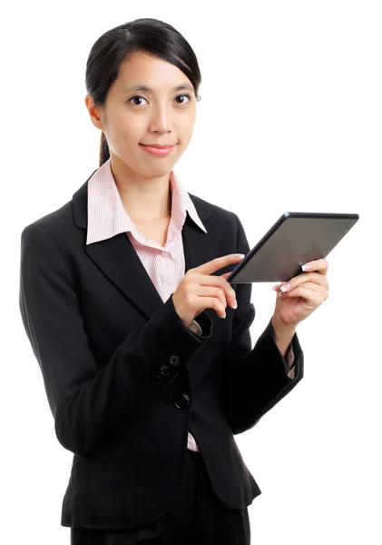 Asiatique femme d'affaires en utilisant tablette pc — Photo