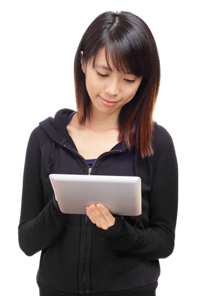 Jovem asiático mulher usando tablet computador — Fotografia de Stock