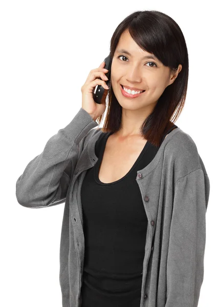 Asiatisk kvinna med telefonsamtal isolerad på vit bakgrund — Stockfoto