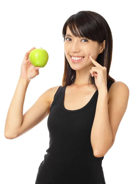 Aziatische vrouw met groene apple en toothy glimlach — Stockfoto