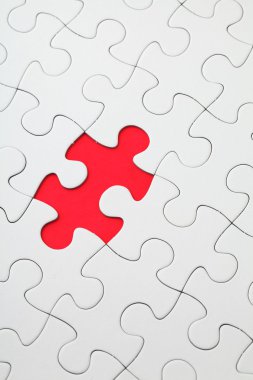 kırmızı renkli bulmaca parçası eksik