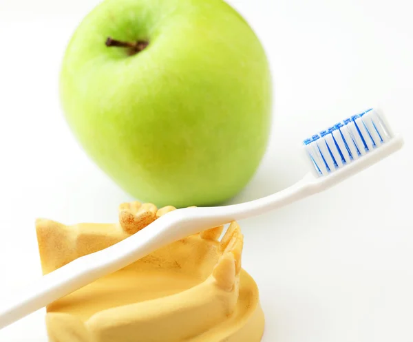 Concept de soins dentaires, pomme verte et brosse à dents — Photo