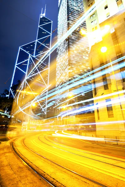 Trilhas de luz na cidade moderna — Fotografia de Stock