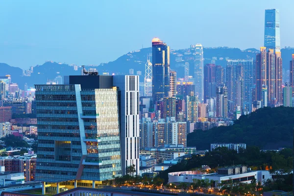 Budynek w hong Kongu o zmierzchu — Zdjęcie stockowe