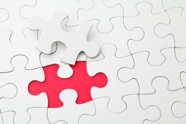 kırmızı renkli eksik parça puzzle