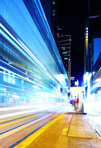 Stadt in der Nacht mit viel Verkehr — Stockfoto