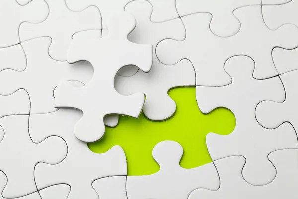 Puzzle mit fehlendem Teil in grüner Farbe — Stockfoto
