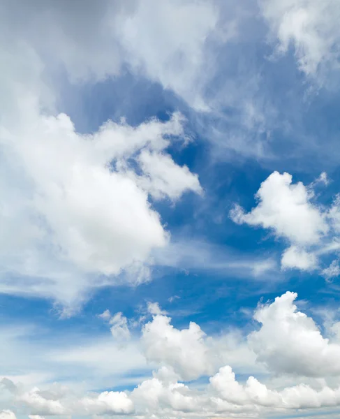 Sonniger Tag mit Wolken — Stockfoto
