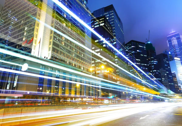 Circulation dans la ville la nuit — Photo