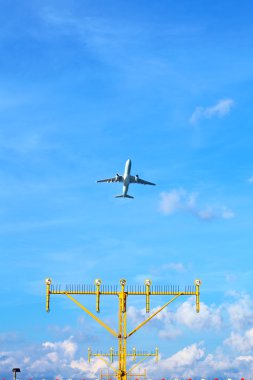 uçak yaklaşım iniş yönüne ışık