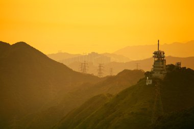 gün batımı ile dağ silsilesi