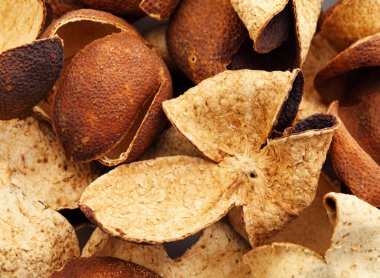 kurumuş mandalina kabuğu yığını