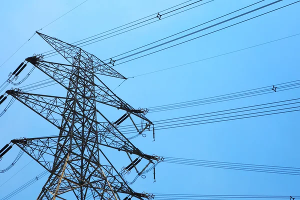 Powerline under blå himmel — Stockfoto