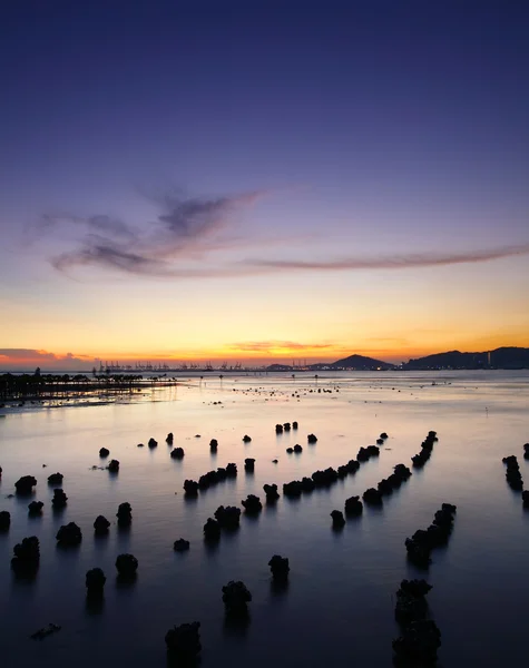 Pôr do sol com mar e pedra — Fotografia de Stock