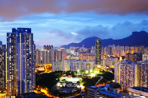 Lado Kowloon em Hong Kong à noite com pedra de leão — Fotografia de Stock