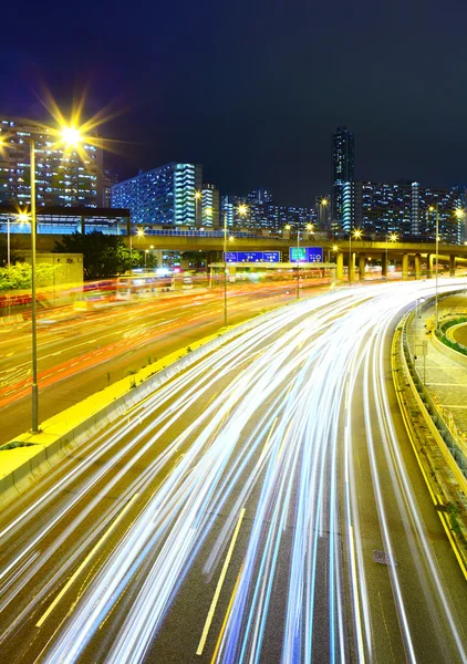 Carretera con luz del coche — Foto de Stock