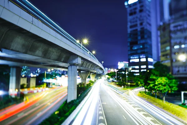 夜间城市的交通 — 图库照片