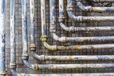 dizi duvara paralel eski borular