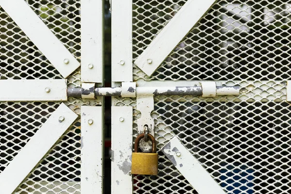 Porta de metal com fechadura — Fotografia de Stock