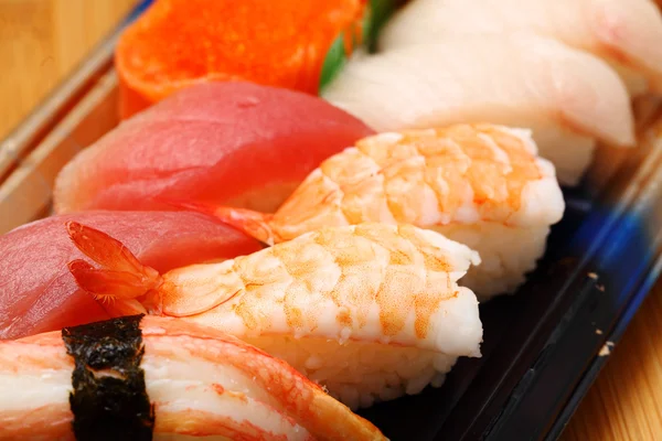 Janpanese Sushi ottaa pois — kuvapankkivalokuva