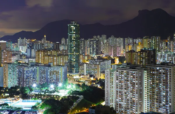 Zona de Kowloon en Hong Kong por la noche con roca de león — Foto de Stock