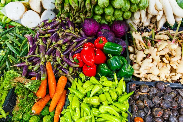 蔬菜和水果在市场上 — 图库照片