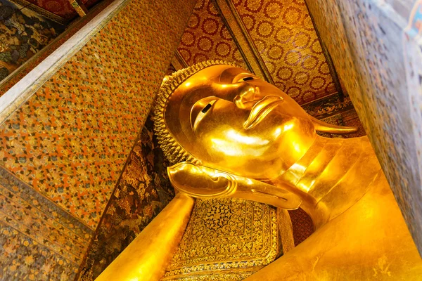 Zlatá ležící socha Buddhy, wat pho — Stock fotografie